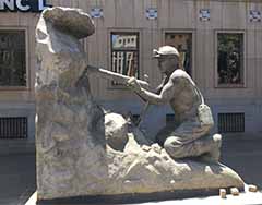 Johannesbourg: the city center. The Miner's Monument in the Main Street