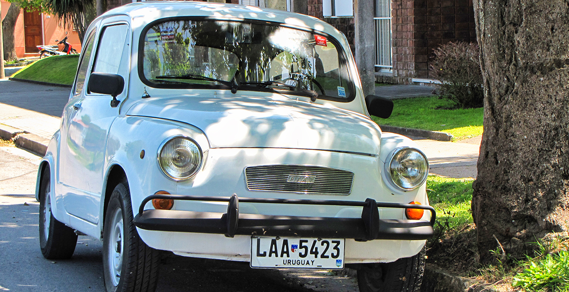 An image of an old car from a street inhabitants Colon