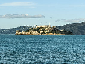 Image of the island Alcatraz from the boat